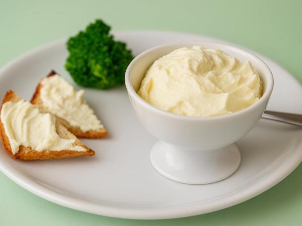 Hausgemachter Frischkäse nach Philadelphia-Art aus vier Zutaten: das Rezept, das ein Milchbauer 1872 aus Versehen erfand